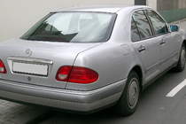 Mercedes E-class W210 1995–2002 Hroma uzlika virs numura zīmes (Sedan) foto 1