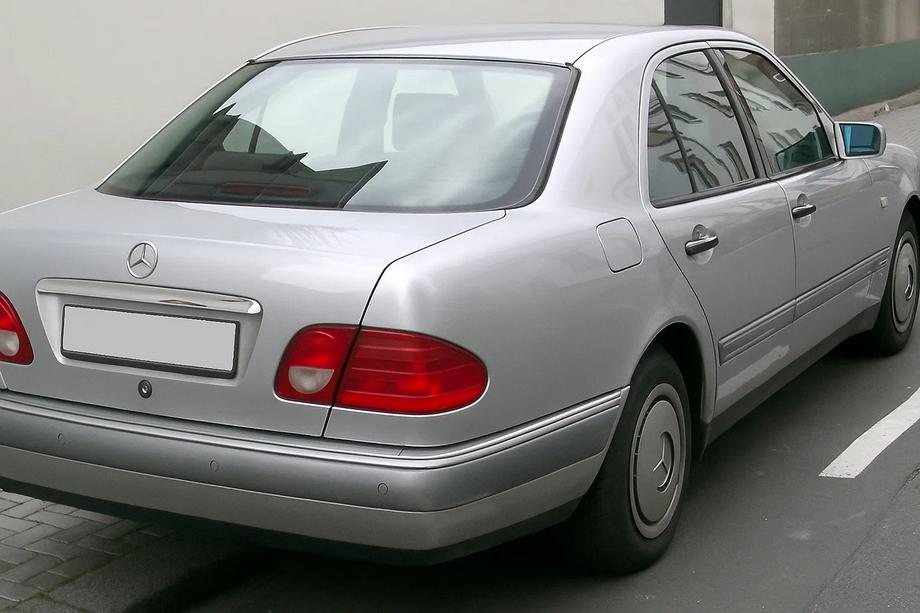 Mercedes E-class W210 1995–2002 Hroma uzlika virs numura zīmes (Sedan) Image