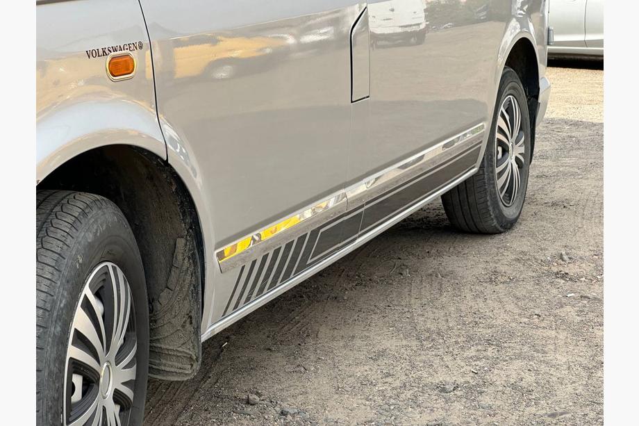 Volkswagen T5 Transporter 2003–2010 Durvju moldingi (nerūsējošais tērauds, hroms) 1 durvīm, īsā riteņu bāze, OmsaLine – itāļu nerūsējošais tērauds Foto 15