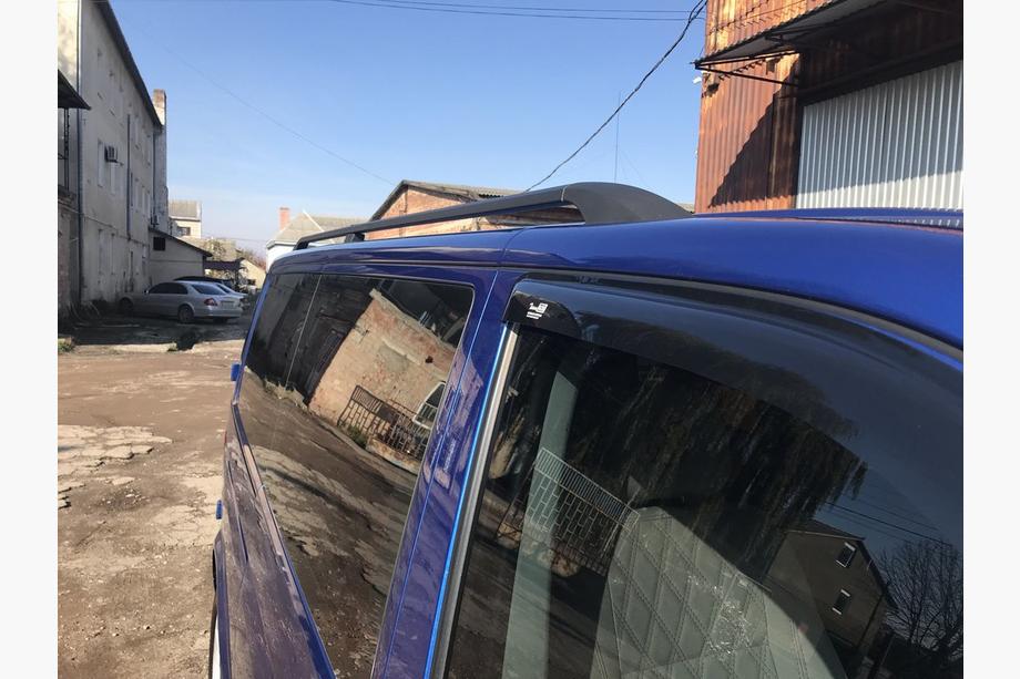 Volkswagen T5 Multivan 2003–2010 Melni jumta relingi Īsā bāze, plastmasas kājiņas Foto 5