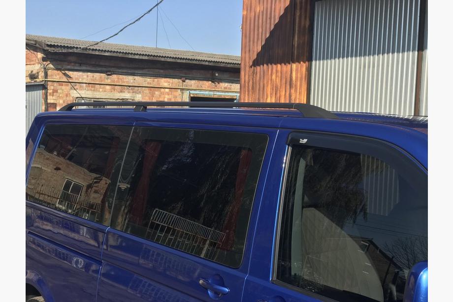Volkswagen T5 Multivan 2003–2010 Melni jumta relingi Īsā bāze, plastmasas kājiņas Foto 6