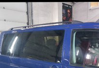 Volkswagen T5 Caravelle 2004–2010 Melni jumta reliņi foto 16