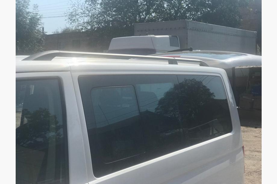 Volkswagen T5 Caravelle 2004–2010 Melni jumta reliņi Īsā bāze, plastmasas kājiņas Foto 9
