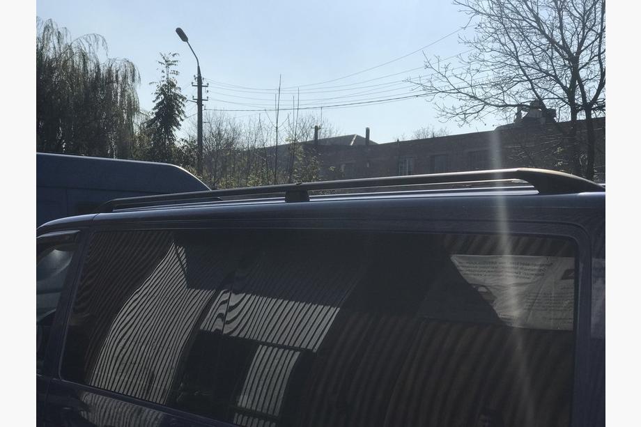 Volkswagen T5 Caravelle 2004–2010 Melni jumta reliņi Īsā bāze, plastmasas kājiņas Foto 7