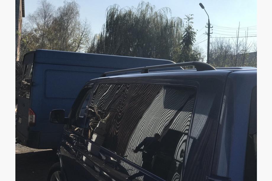 Volkswagen T5 Caravelle 2004–2010 Melni jumta reliņi Īsā bāze, plastmasas kājiņas Foto 8