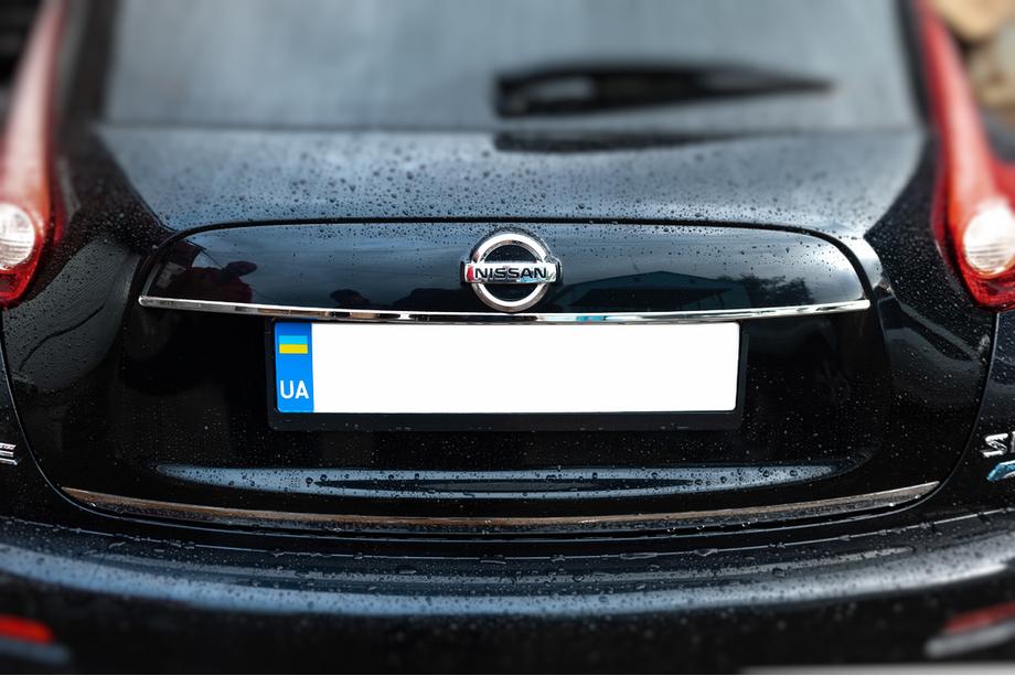 Nissan Juke 2010–2019 Hroma līste virs numura zīmes (nerūsējošais tērauds) OmsaLine – itāļu nerūsējošais tērauds Image