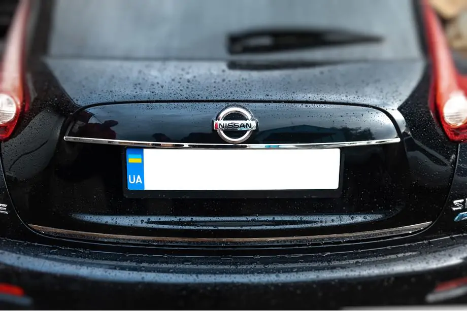 Nissan Juke 2010–2019 Hroma līste virs numura zīmes (nerūsējošais tērauds) Image