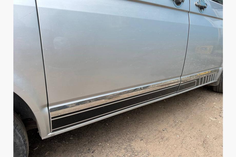 Volkswagen T5 2010–2015 Durvju moldingi (nerūsējošais tērauds, hroms) 2 durvis, īsā riteņu bāze, OmsaLine – itāļu nerūsējošais tērauds Foto 9