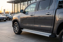 Toyota Hilux 2015– Sānu sliekšņi Maya V2 (2 gab., alumīnijs) foto 1