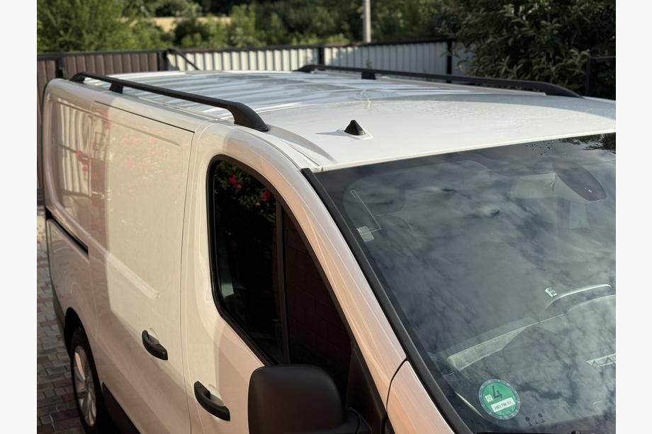 Renault Trafic 2015– Melni jumta reliņi Foto 2