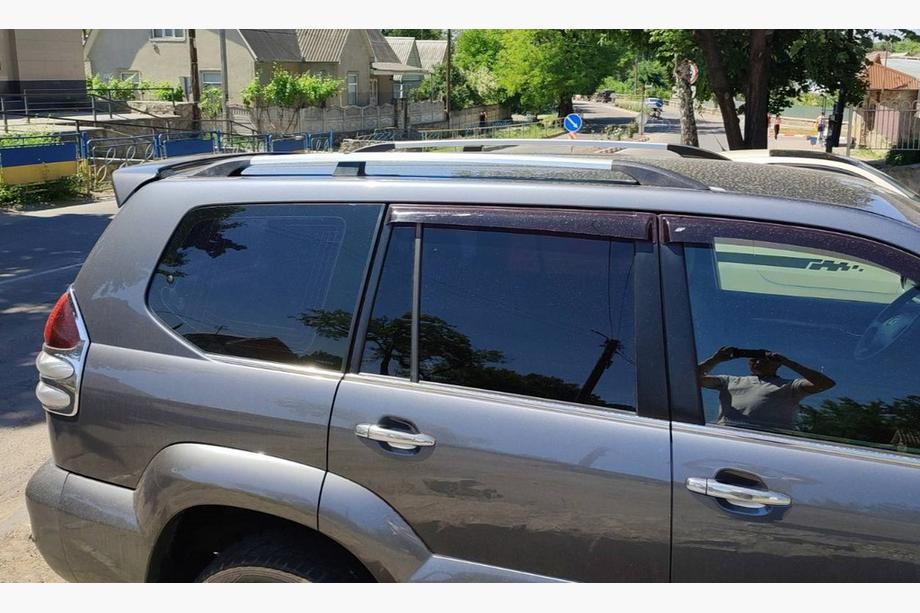 Toyota Land Cruiser Prado 120 2002–2009 Hromēti turku jumta reliņi Metāla stiprinājuma kājas Foto 2