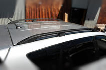 Toyota Rav 4 2006–2013 Melni turku jumta reliņi Īsā bāze, plastmasas kājiņas foto 4