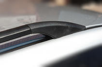 Toyota Rav 4 2006–2013 Melni turku jumta reliņi Īsā bāze, plastmasas kājiņas foto 11