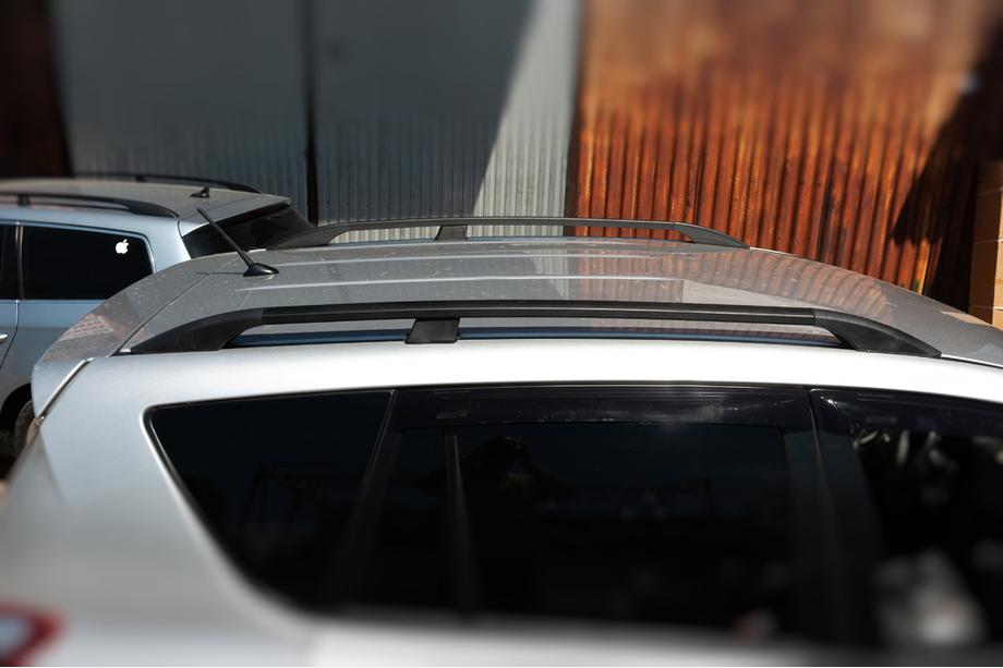 Toyota Rav 4 2006–2013 Melni turku jumta reliņi Garā bāze, plastmasas balsti Foto 6