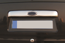 Ford Connect 2006–2009 Hroma līste virs numura zīmes (montāža oriģinālajā vietā, ar vietu logotipam, nerūsējošais tērauds) OmsaLine – itāļu nerūsējošais tērauds foto 1