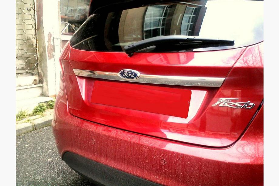 Ford Fiesta 2008–2017 Hroma līste virs numura zīmes (nerūsējošais tērauds) OmsaLine – itāļu nerūsējošais tērauds Image