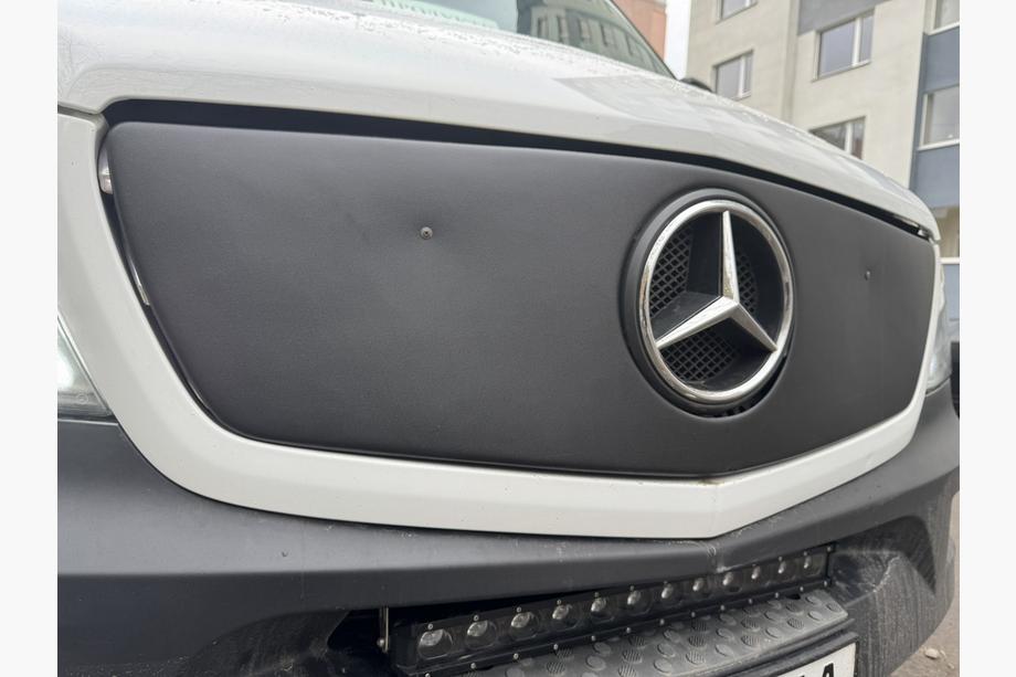 Mercedes Sprinter W906 2006–2018 Ziemas uzlika radiatora restei V1 (2013↗) Glancēta Foto 2