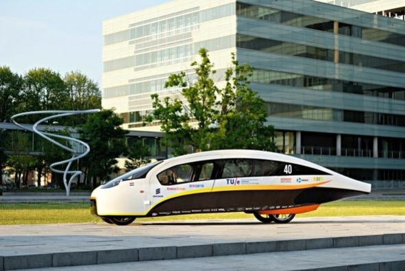 Nīderlandes studenti izgudrojuši neparastu elektroauto