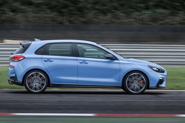Hyundai prezentē divus jaunus i30 saimes modeļus