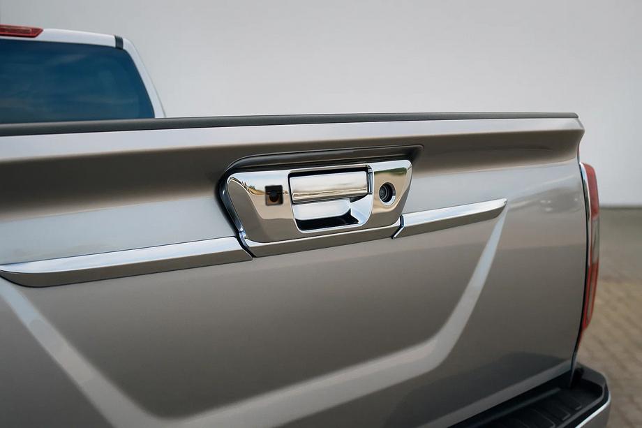 Nissan Navara/NP300 2016– Aizmugurējā roktura uzlika (ar vietu kamerai, nerūsējošais tērauds) Foto 1