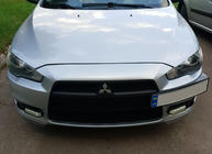 Mitsubishi Lancer X 2008– Numura zīmes turētājs (plastmasa) Spīdīgi melns foto 4