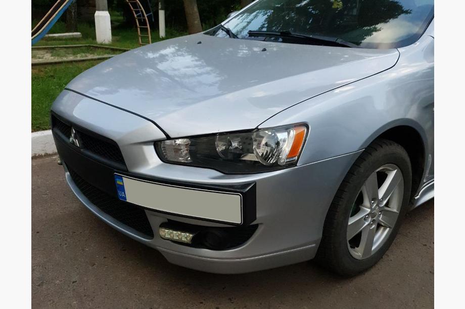 Mitsubishi Lancer X 2008– Numura zīmes turētājs (plastmasa) Spīdīgi melns Image
