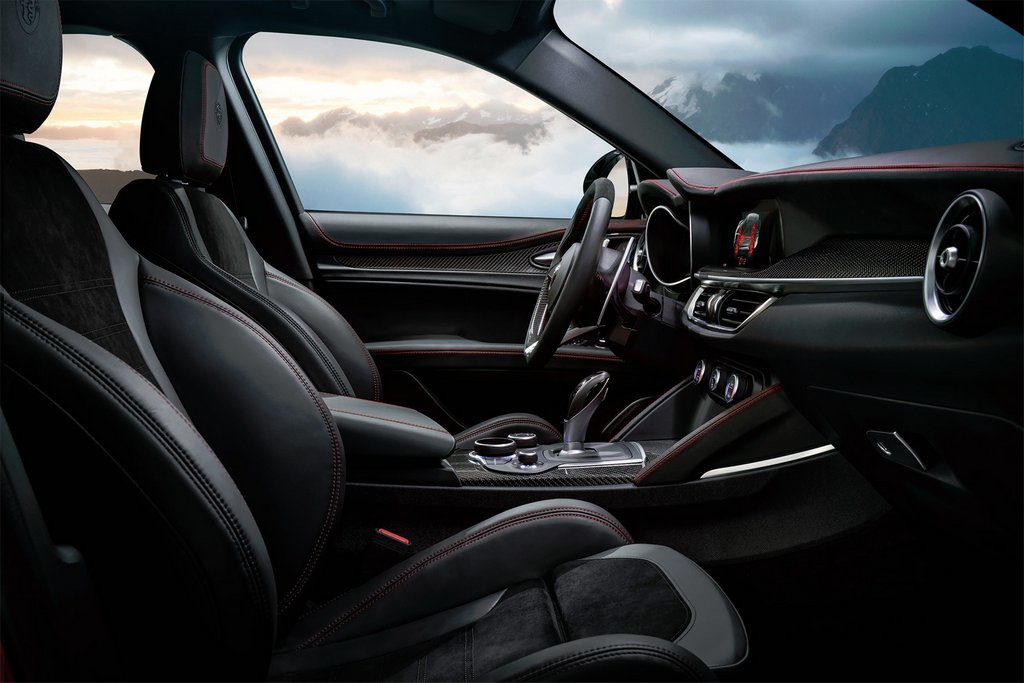 Pirmais Alfa Romeo Stelvio krosovera apskats