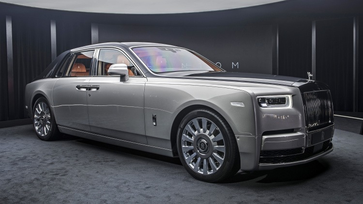 Oficiāli prezentēts astotās paaudzes Rolls-Royce Phantom