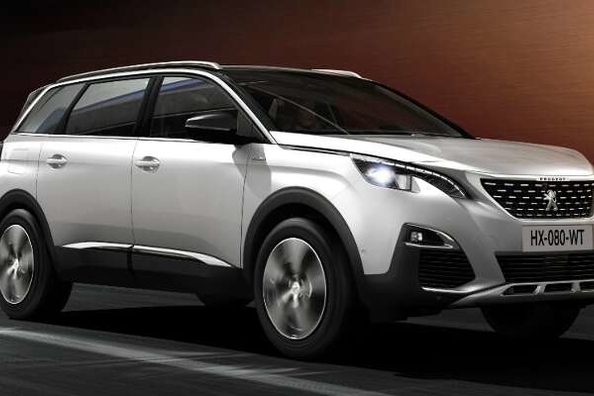 Franču stils Peugeot 5008 krosovērā (2017)