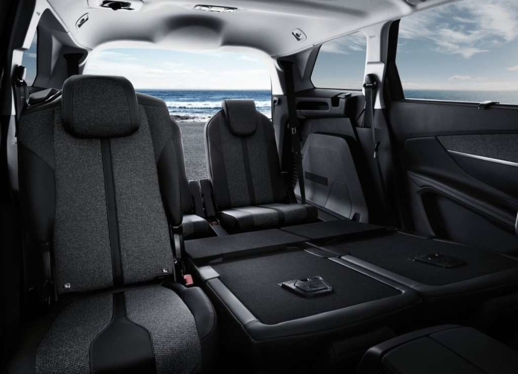 Franču stils Peugeot 5008 krosovērā (2017)