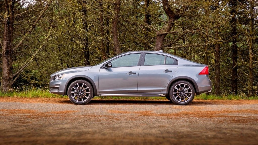 Paaugstinātas caurgājamības zviedru sedans Volvo S60 Cross Country