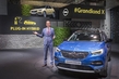 Opel prezentēja savu pirmo hibrīdauto foto 1