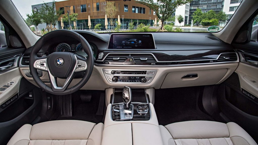 BMW papildinās 7. sēriju ar hibrīdmodeļiem