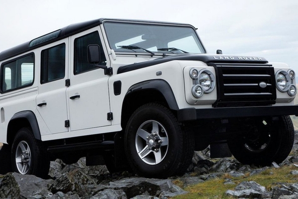Jaunais Land Rover Defender saņems elektrisko versiju