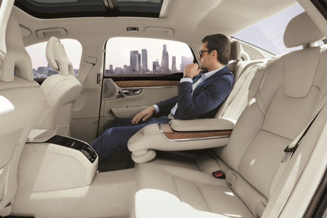 Atjauninātā Volvo S90 sedana apskats