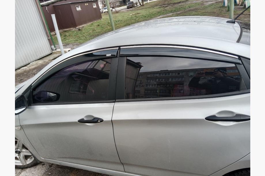 Hyundai Accent 2011–2017 Logu vēja deflektori ar hromētu moldingu SD (4 gab., Niken) Image