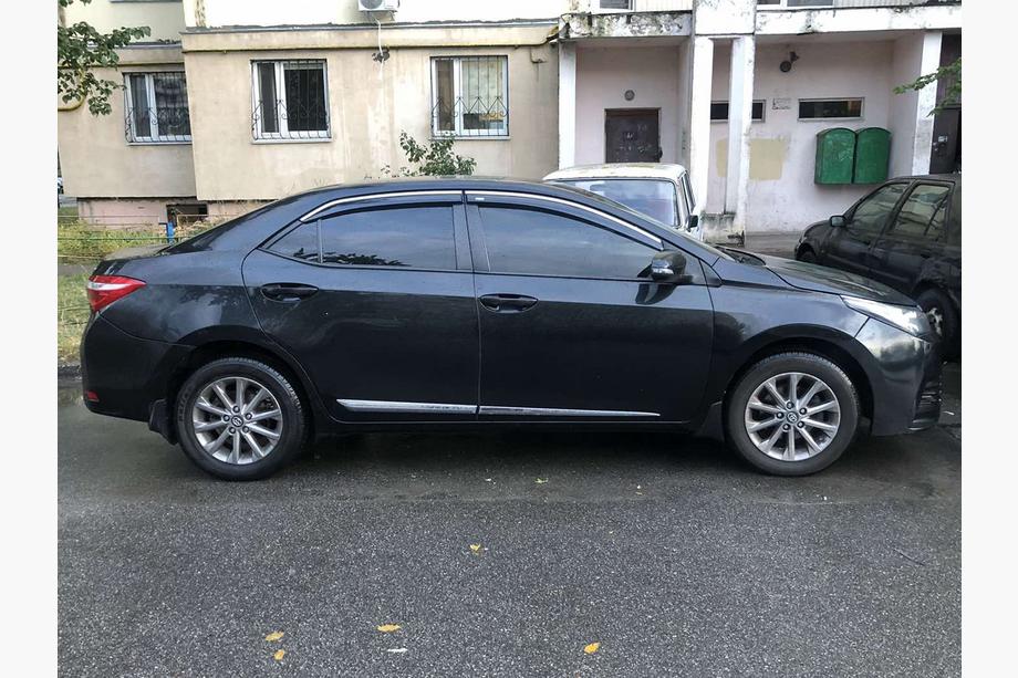 Toyota Corolla 2013–2019 Logu vēja deflektori ar hromētu līsti (4 gab., Niken) Image