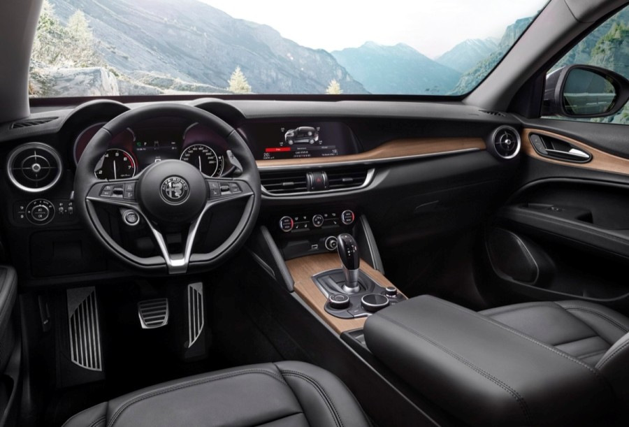 Alfa Romeo Stelvio krosovera apskats