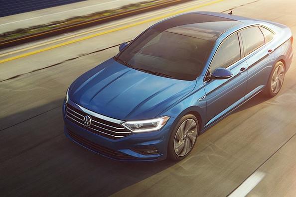 Atjaunotā Volkswagen Jetta sedana apskats