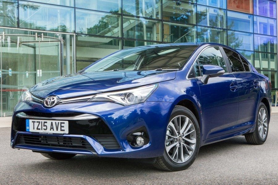 Atjauninātā Toyota Avensis sedana apskats