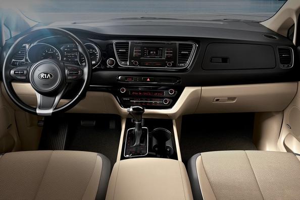 KIA Carnival minivena apskats Foto 5