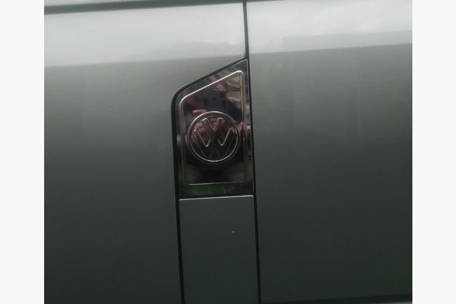 Volkswagen T5 Multivan 2003–2010 Degvielas uzpildes lūkas hroma uzlika ar logo (Carmos) Image