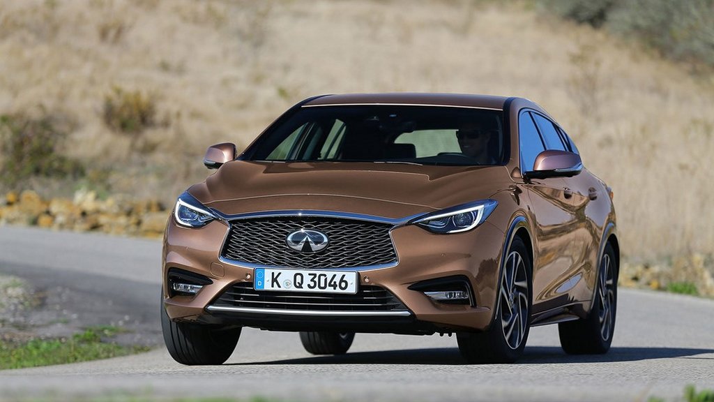 Premium hečbeka Infiniti Q30 apskats