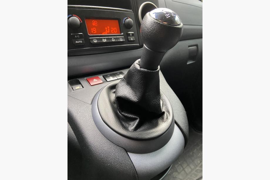 Citroen Berlingo 2008–2018 Pārnesumu pārslēga sviras pārvalks (āda) Foto 2