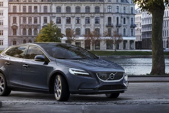 Piecdurvju hečbeks Volvo V40