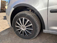 Volkswagen Caddy 2010–2015 Spārnu arku uzlikas (matēti melnas) Īsā bāze, 1 sānu (plastmasa) foto 2