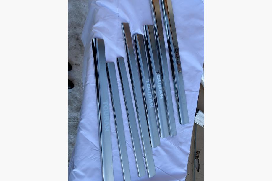 Volkswagen Touran 2003–2010 Sliekšņu uzlikas Nataniko (4 gab., nerūsējošais tērauds) Standarta - Lohmann līmlente, 0,5 mm Foto 3