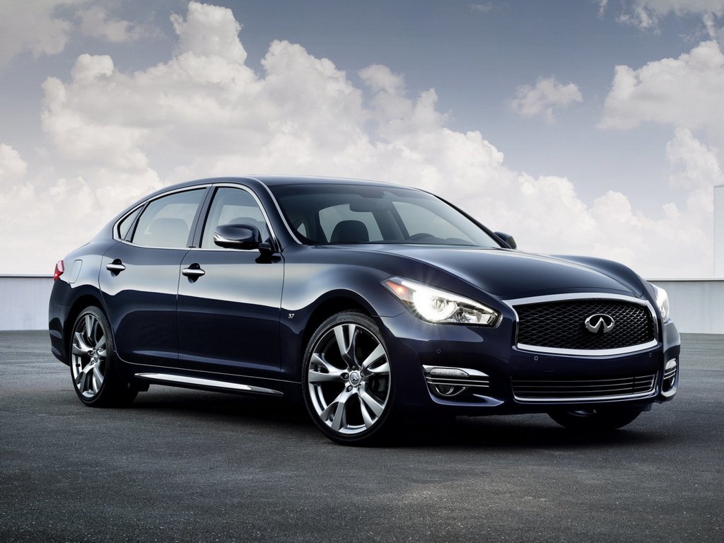 Biznesa klases sedans Infiniti Q70