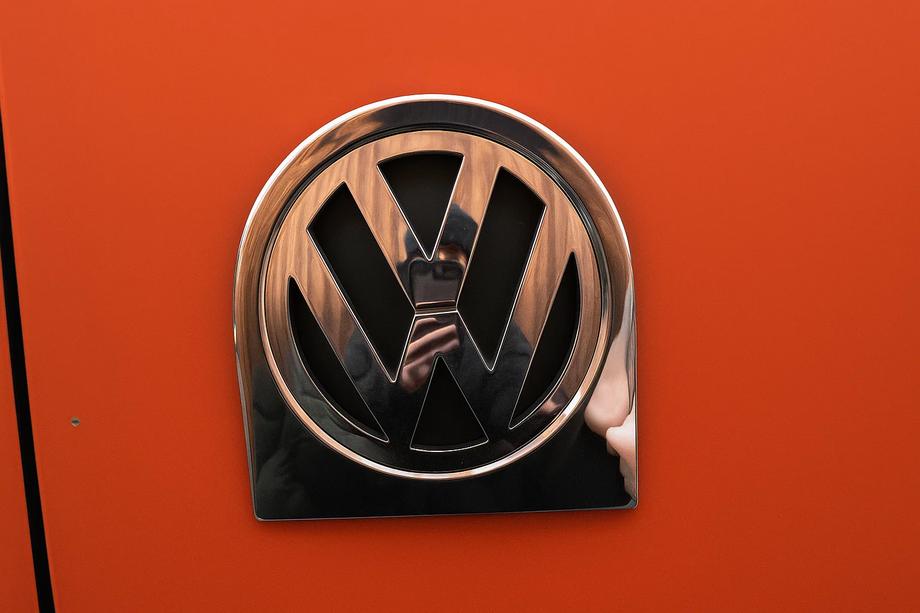 Volkswagen Caddy 2004–2010 Aizmugurējā logotipa apmale (nerūsējošais tērauds) Image