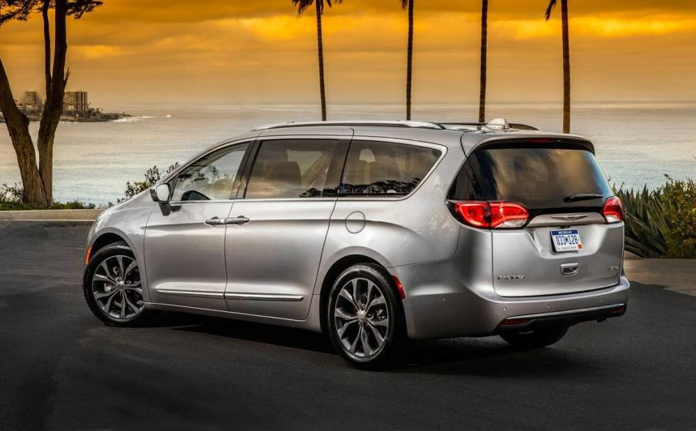 Chrysler Pacifica minivena apskats